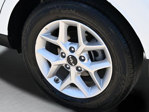 Used 2025 Kia Soul LX w/ LX Technology Package FWD image 34