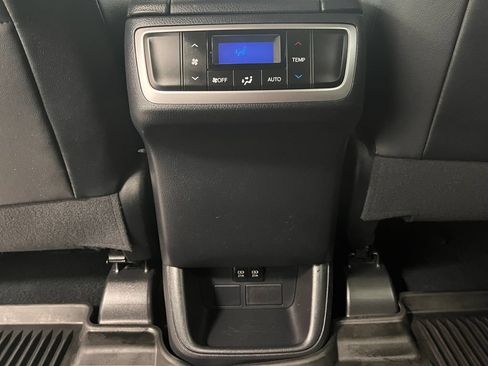 Used 2019 Toyota Highlander Plus AWD/4WD image 35