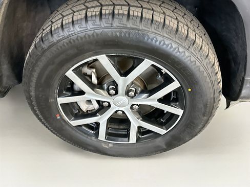 Used 2024 Jeep Grand Cherokee L Limited w/ Luxury Tech Group II image 11