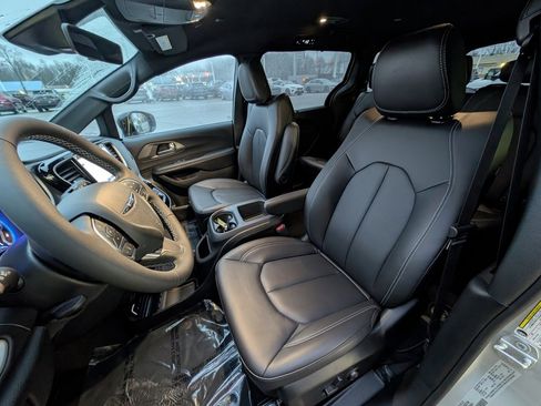 New 2026 Chrysler Voyager LX image 13