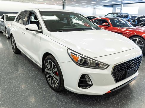 Used 2018 Hyundai Elantra GT FWD image 3