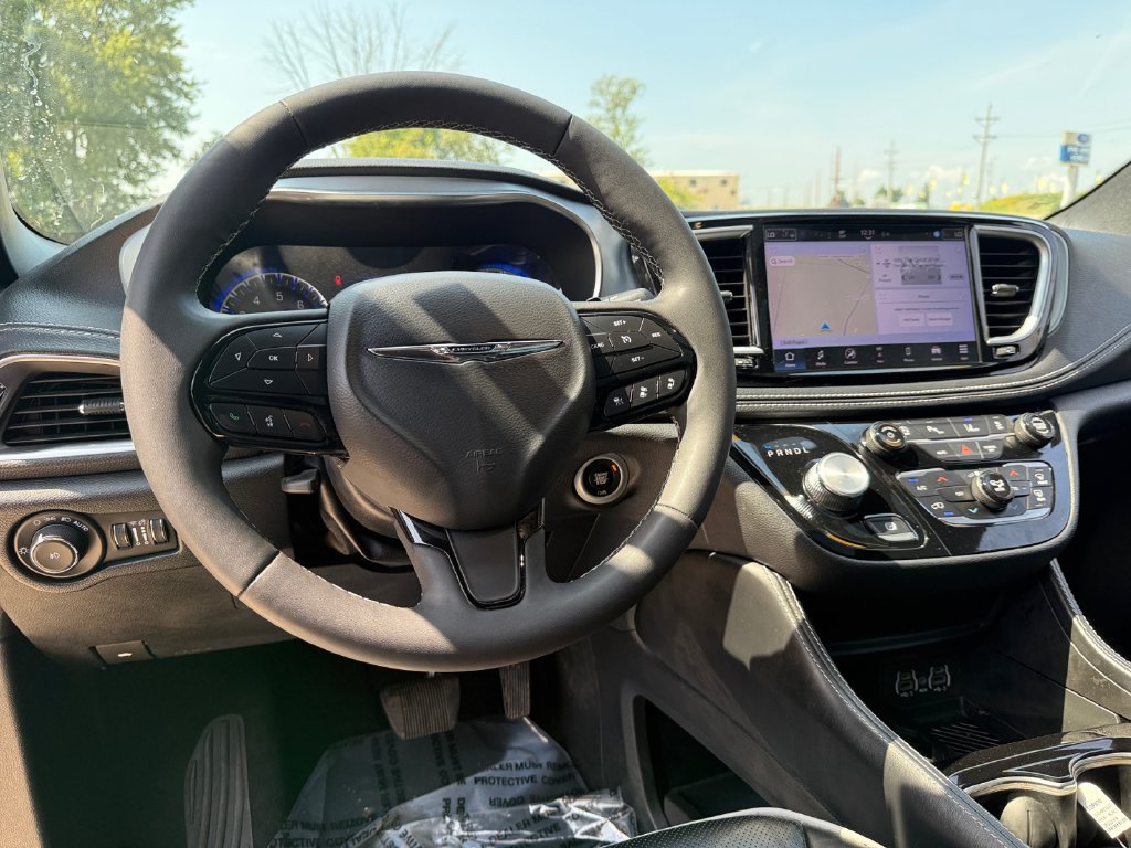 Used 2025 Chrysler Pacifica Limited FWD image 17