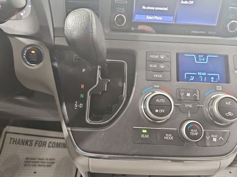 Used 2019 Toyota Sienna LE w/ LE Preferred Package image 23