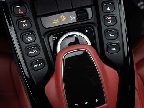 Used 2021 Aston Martin V8 Vantage Roadster image 34