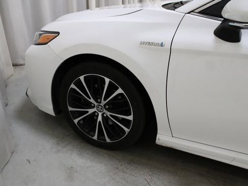 Used 2019 Toyota Camry SE w/ Sunroof Package image 33