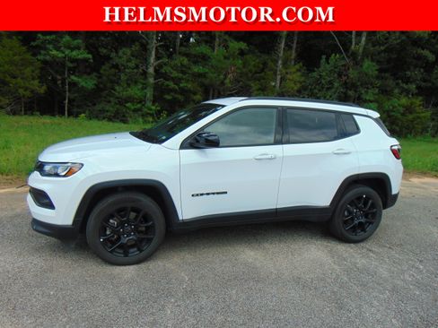 Certified 2025 Jeep Compass Latitude w/ Convenience Group AWD/4WD image 2