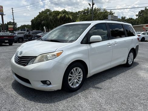 Used 2015 Toyota Sienna XLE FWD image 6