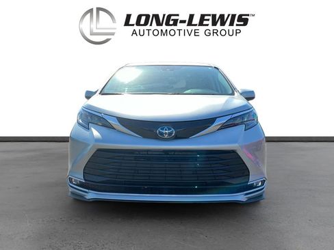 Used 2024 Toyota Sienna XLE FWD image 11