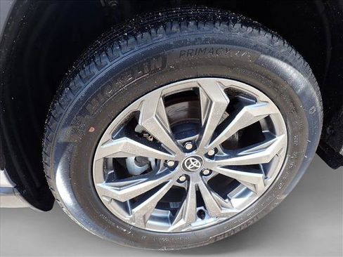Used 2022 Toyota RAV4 XLE Premium AWD/4WD image 7