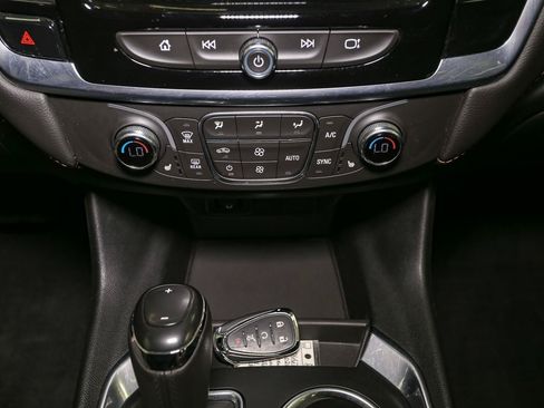 Used 2020 Chevrolet Traverse LT FWD image 35