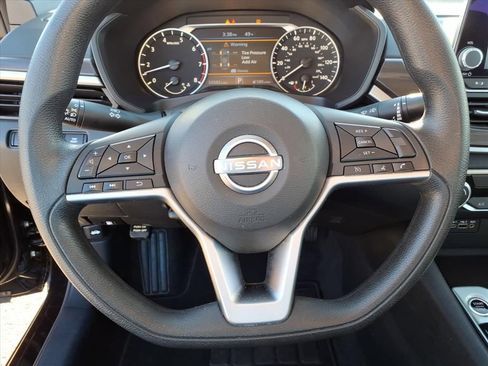 Used 2024 Nissan Altima 2.5 SV image 14