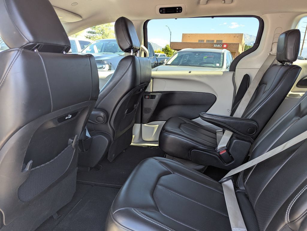 Used 2023 Chrysler Pacifica Touring-L FWD image 30