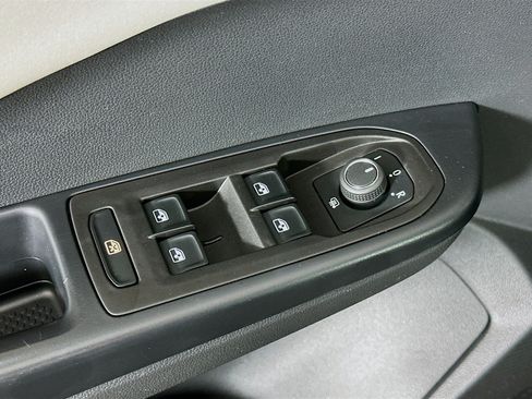 Used 2025 Volkswagen Taos SE FWD image 15
