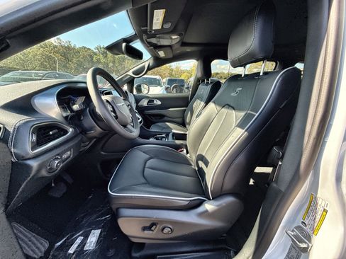 New 2026 Chrysler Pacifica Limited w/ S Appearance Package image 13