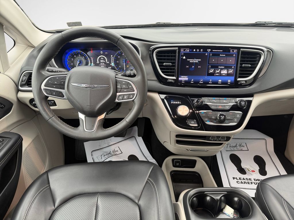 Used 2023 Chrysler Pacifica Touring-L FWD image 22