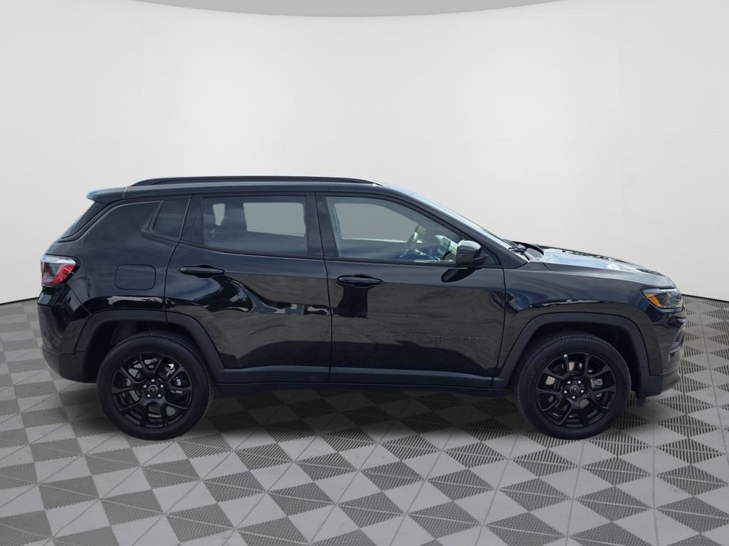 Used 2025 Jeep Compass Latitude w/ Convenience Group AWD/4WD image 5