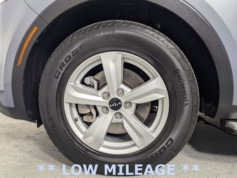 Used 2023 Kia Sorento LX FWD image 9