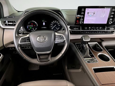 Used 2021 Toyota Sienna XLE FWD image 8