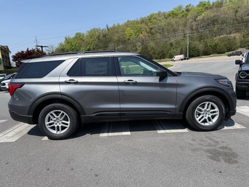 New 2026 Ford Explorer Active RWD image 3