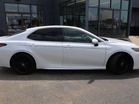 Used 2021 Toyota Camry XSE image 3