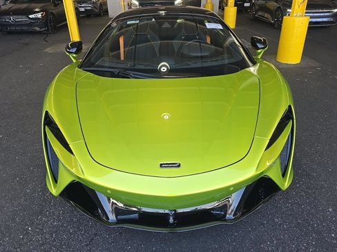 Used 2023 McLaren Artura RWD image 2