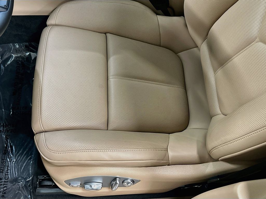 Certified 2025 Porsche Macan AWD/4WD image 21