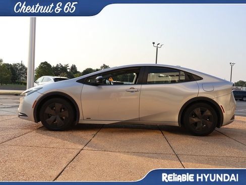 Used 2024 Toyota Prius LE AWD/4WD image 3