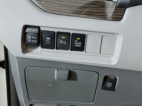 Used 2015 Toyota Sienna XLE Premium image 17