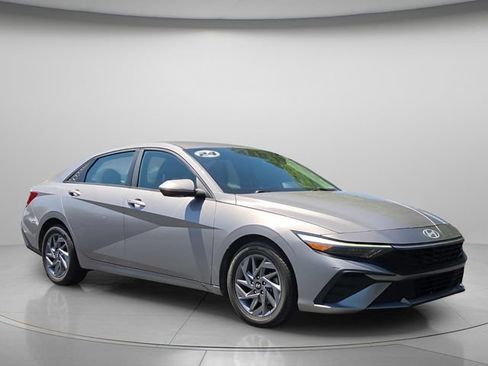 Used 2024 Hyundai Elantra SEL FWD image 9