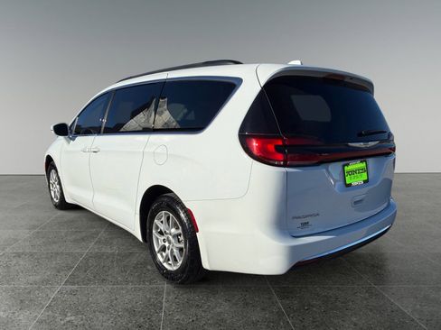 Used 2022 Chrysler Pacifica Touring-L image 4