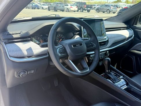 Used 2025 Jeep Compass Latitude AWD/4WD image 17