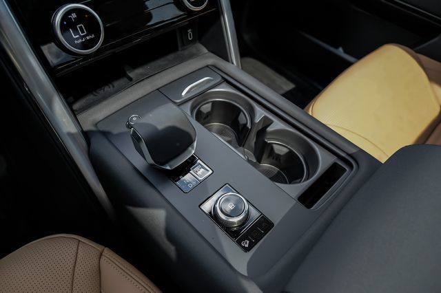 New 2026 Land Rover Discovery Limited Edition AWD/4WD image 32