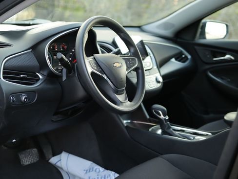Used 2025 Chevrolet Malibu LT FWD image 9