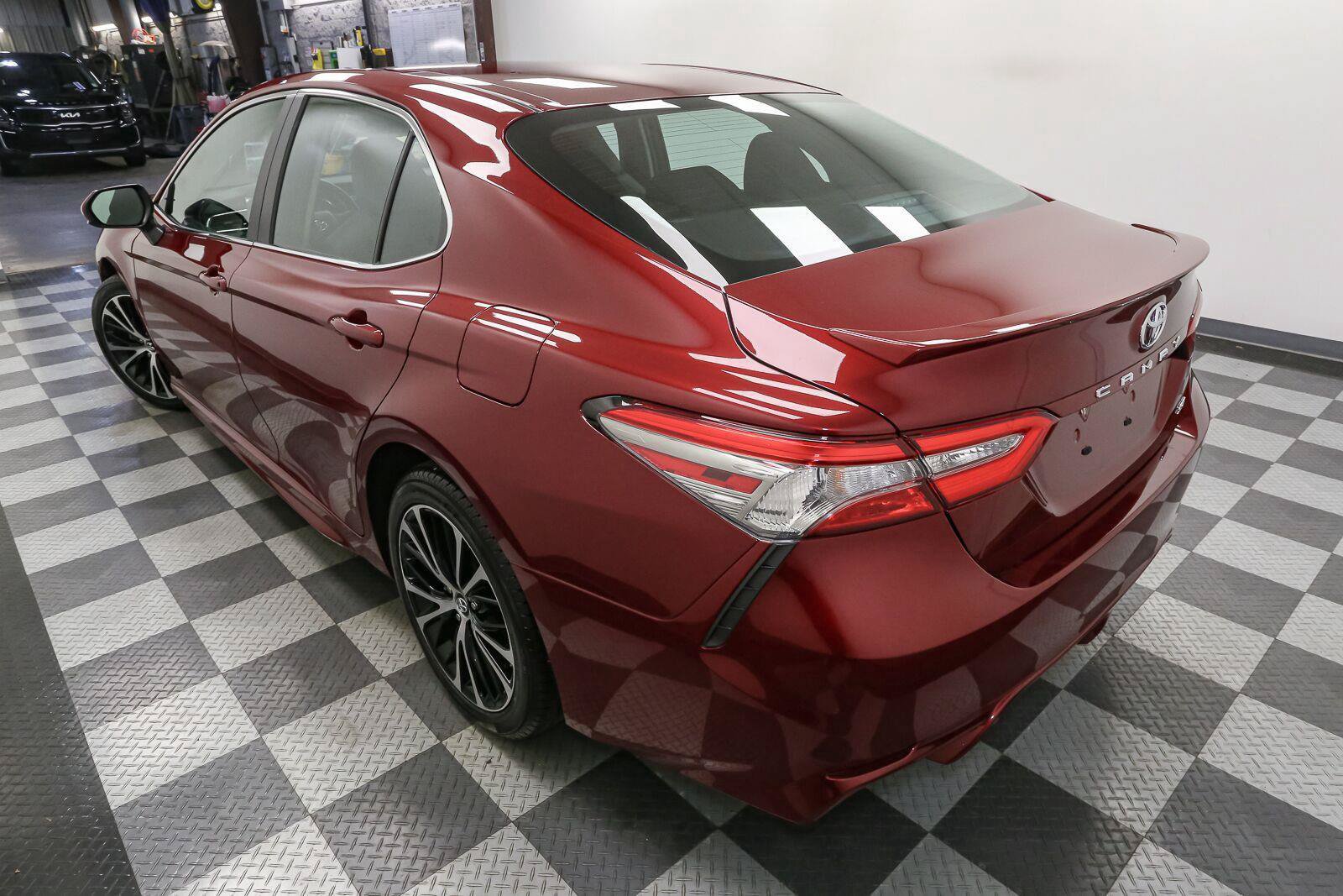 Used 2018 Toyota Camry SE FWD image 9