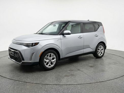 Used 2025 Kia Soul LX w/ LX Technology Package image 3
