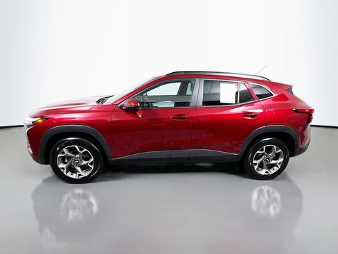 Used 2025 Chevrolet Trax LT w/ LT Convenience Package image 9