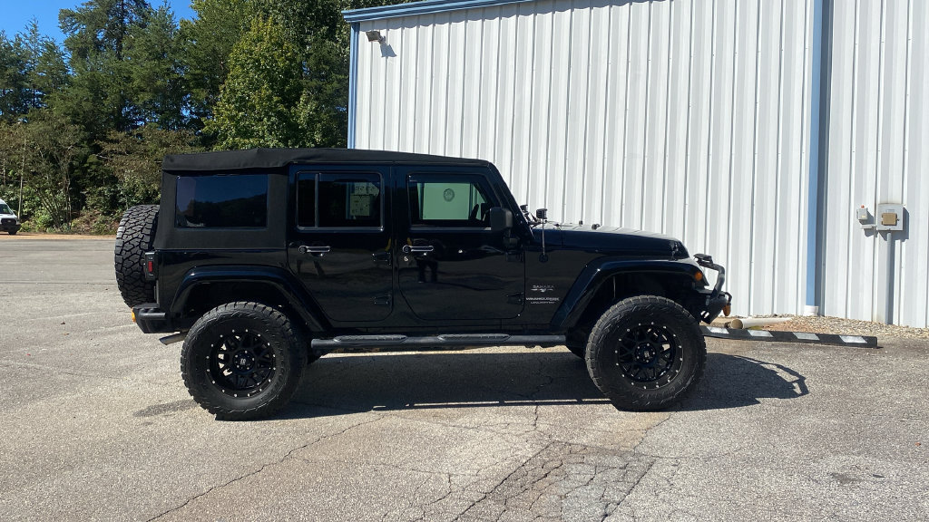 Used 2018 Jeep Wrangler Unlimited Sahara w/ Connectivity Group AWD/4WD image 4