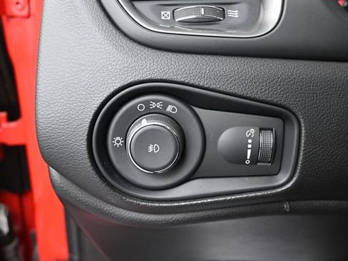 Used 2023 Jeep Renegade Latitude w/ Premium Group AWD/4WD image 39