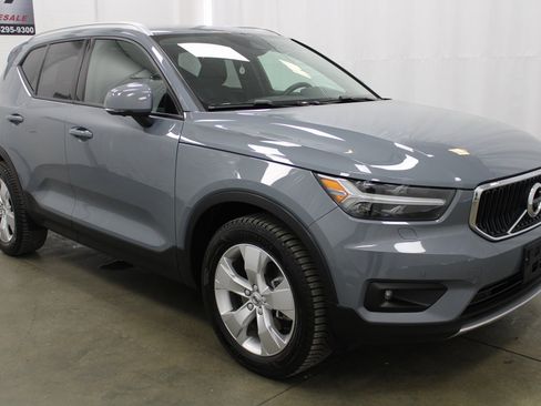 Used 2021 Volvo XC40 T5 Momentum image 5