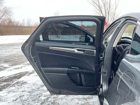 Used 2017 Ford Fusion SE w/ Fusion SE Technology Package image 32