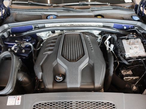 Certified 2024 Porsche Macan image 25