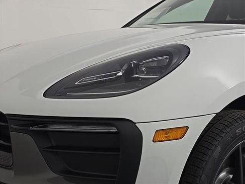 Certified 2025 Porsche Macan Turbo image 12