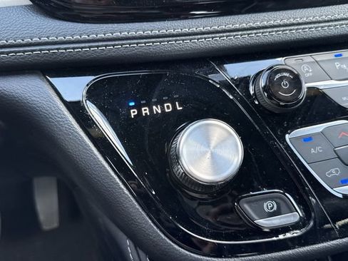 Used 2025 Chrysler Pacifica Limited FWD image 20