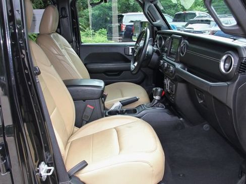 Used 2018 Jeep Wrangler Unlimited Sahara AWD/4WD image 36