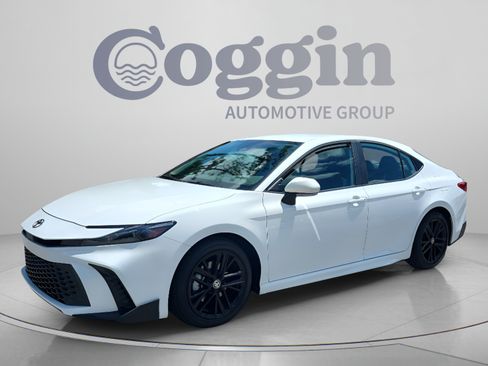 Used 2025 Toyota Camry SE w/ Convenience Package FWD image 1