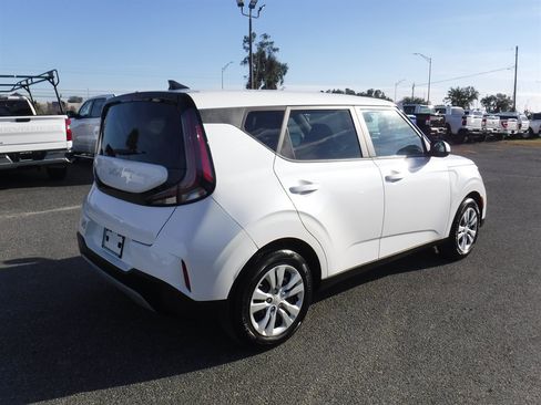 Used 2023 Kia Soul LX image 2