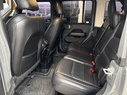 Used 2019 Jeep Wrangler Unlimited Sahara image 9