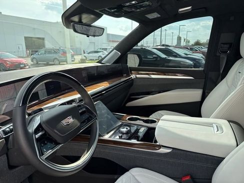 Used 2026 Cadillac Escalade Platinum Sport w/ LPO, ONYX Package AWD/4WD image 18