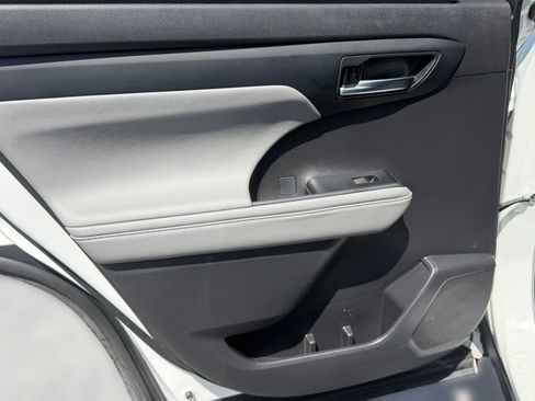 Used 2023 Toyota Highlander XLE image 28