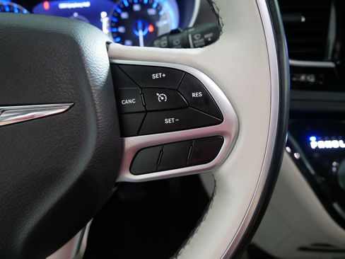 Used 2018 Chrysler Pacifica Limited FWD image 28